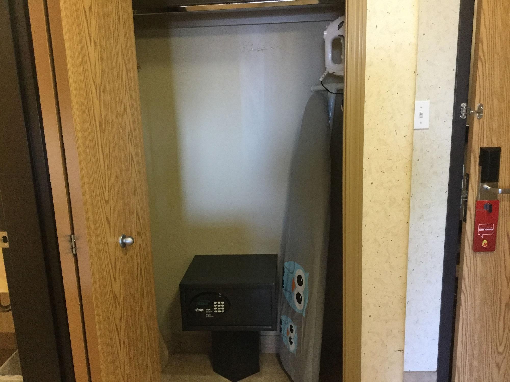 Super 8 By Wyndham Grande Prairie Hotel Luaran gambar