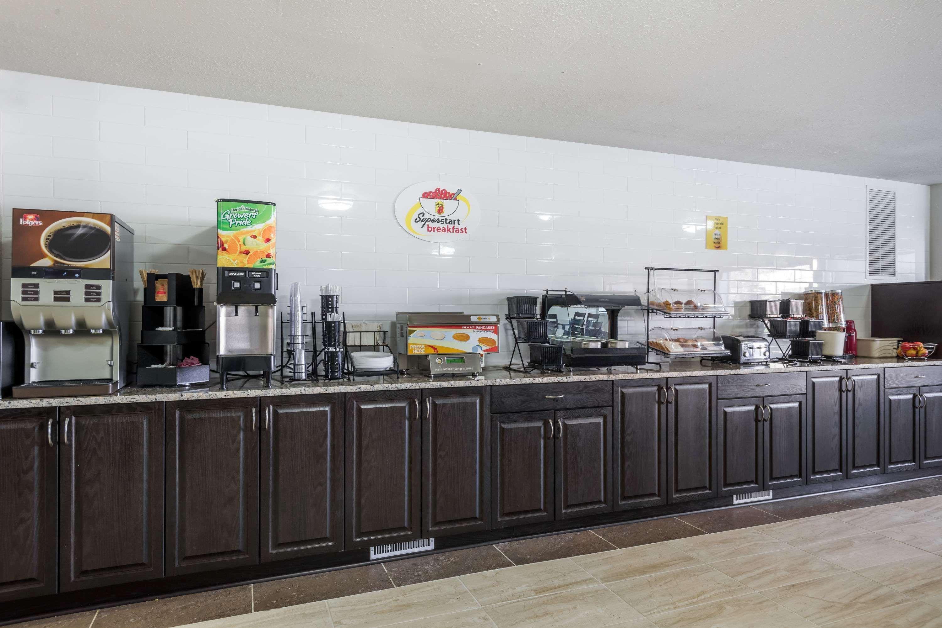 Super 8 By Wyndham Grande Prairie Hotel Luaran gambar