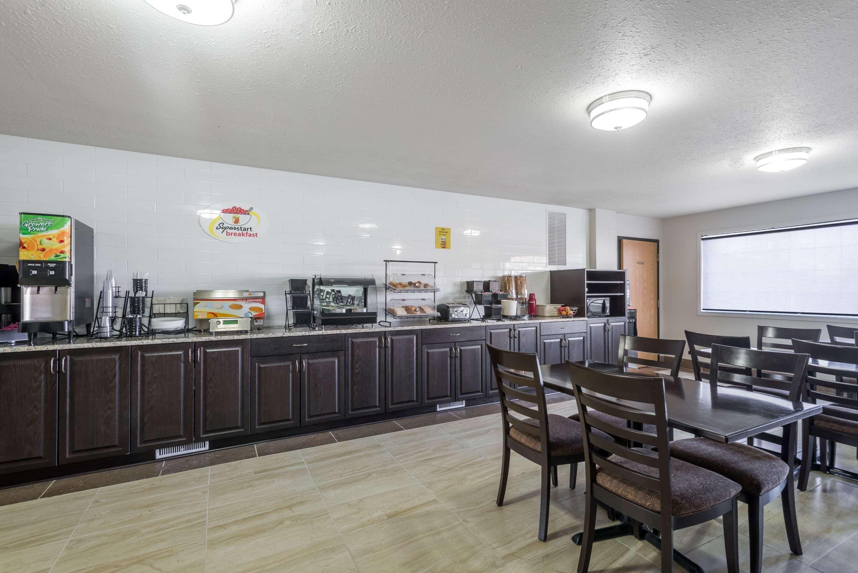 Super 8 By Wyndham Grande Prairie Hotel Luaran gambar