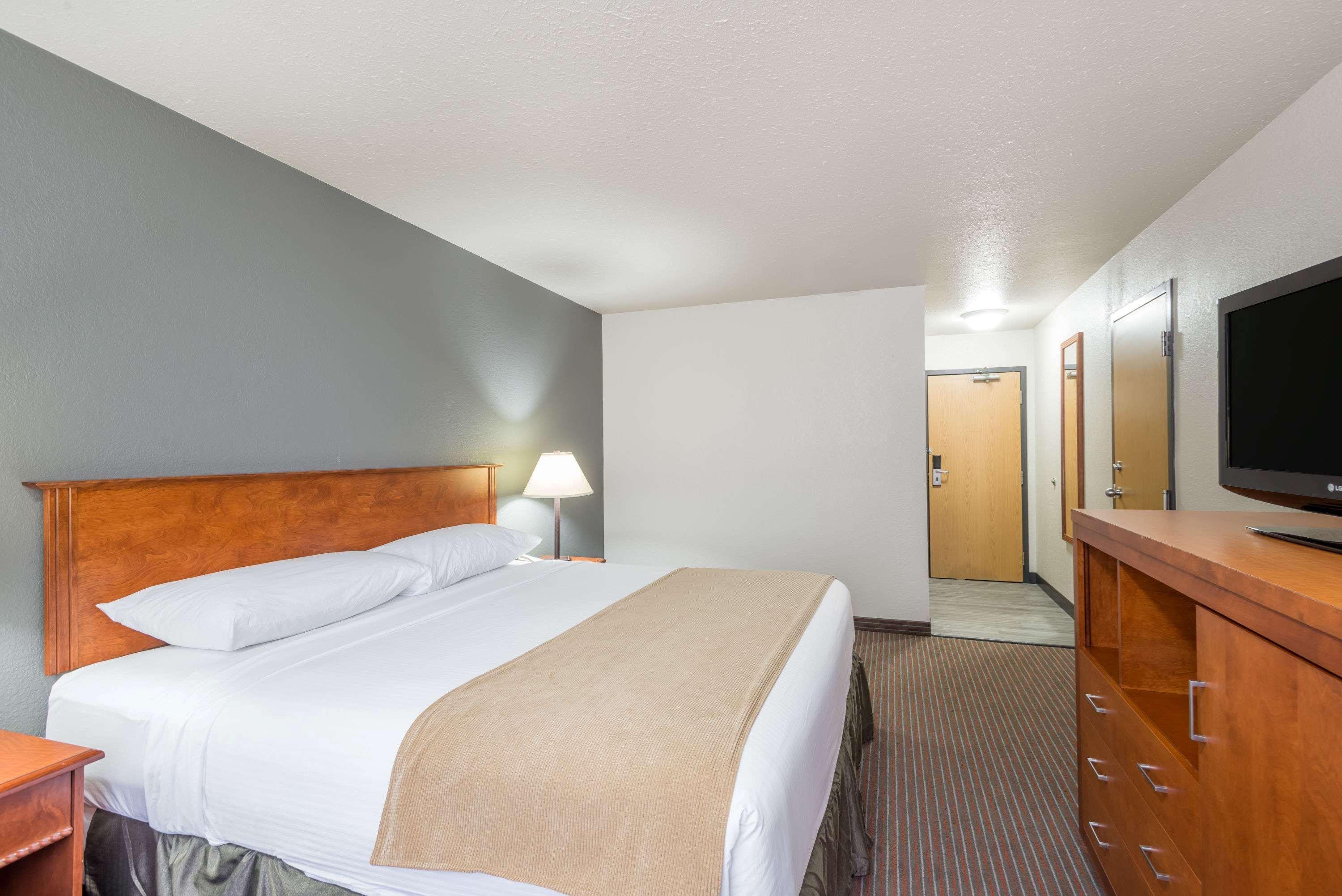 Super 8 By Wyndham Grande Prairie Hotel Luaran gambar