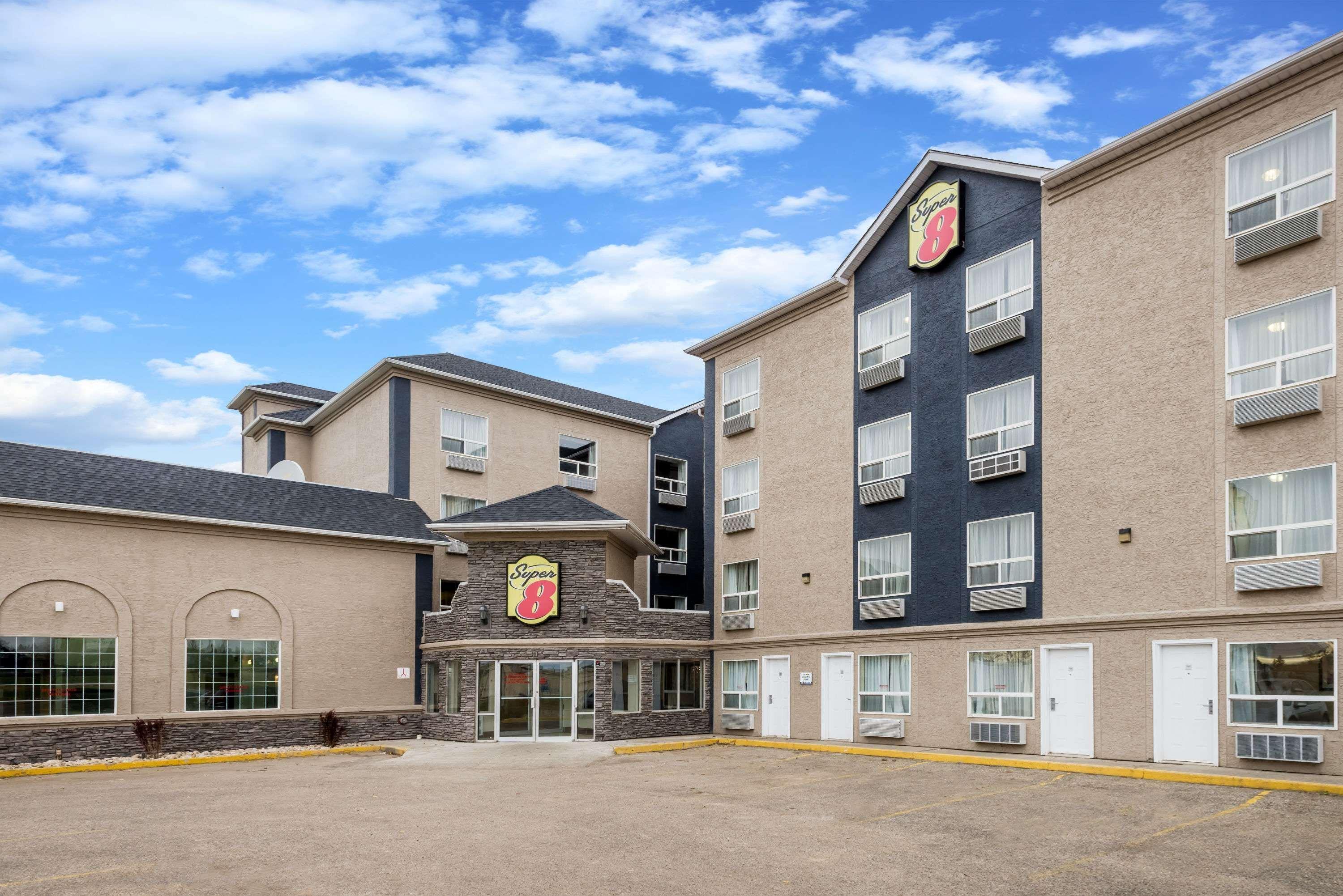 Super 8 By Wyndham Grande Prairie Hotel Luaran gambar