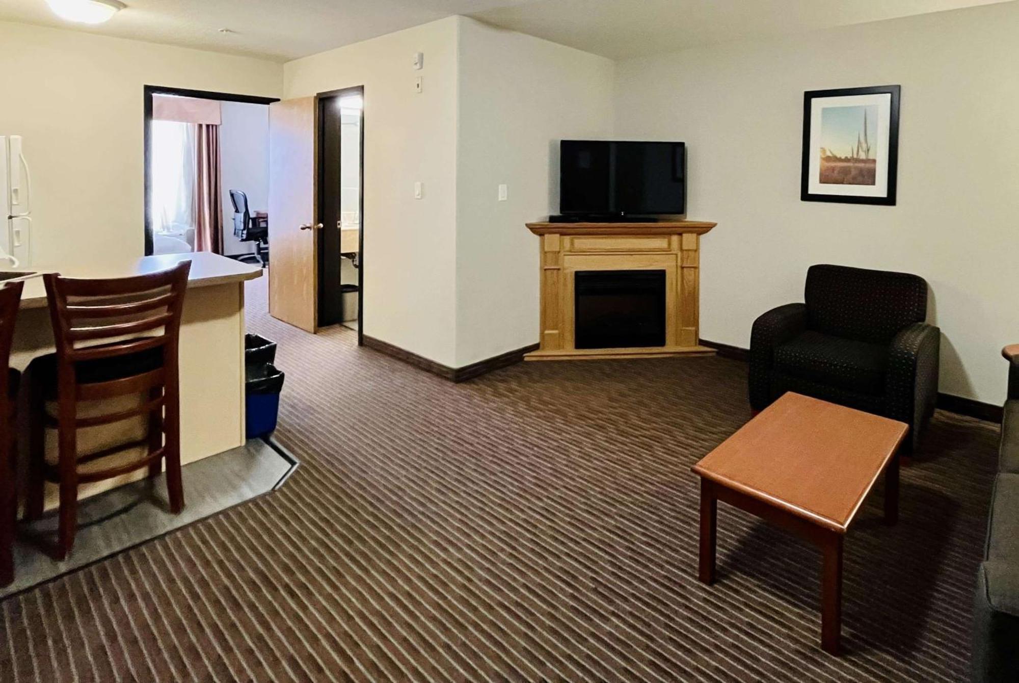 Super 8 By Wyndham Grande Prairie Hotel Luaran gambar
