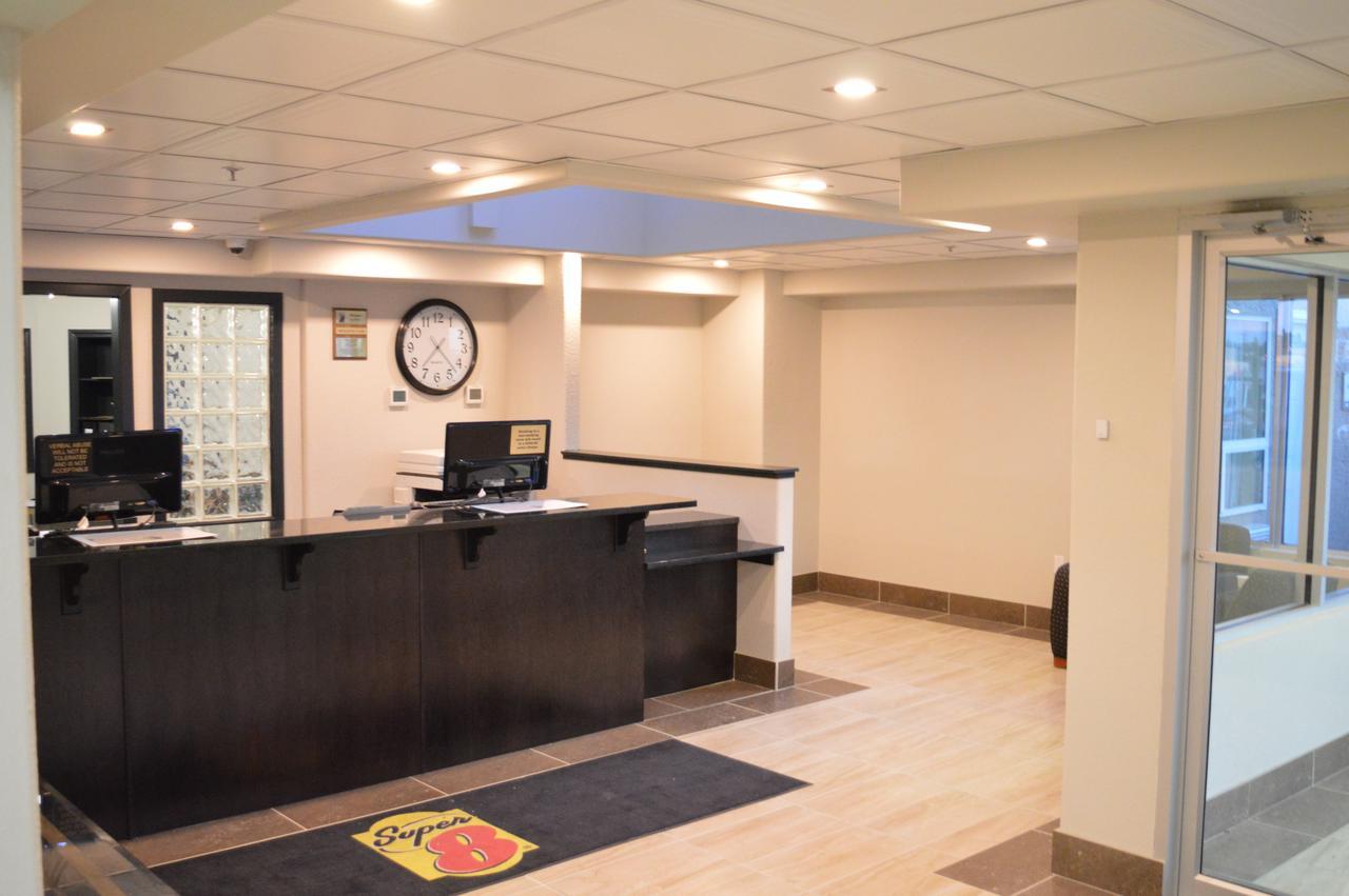 Super 8 By Wyndham Grande Prairie Hotel Luaran gambar
