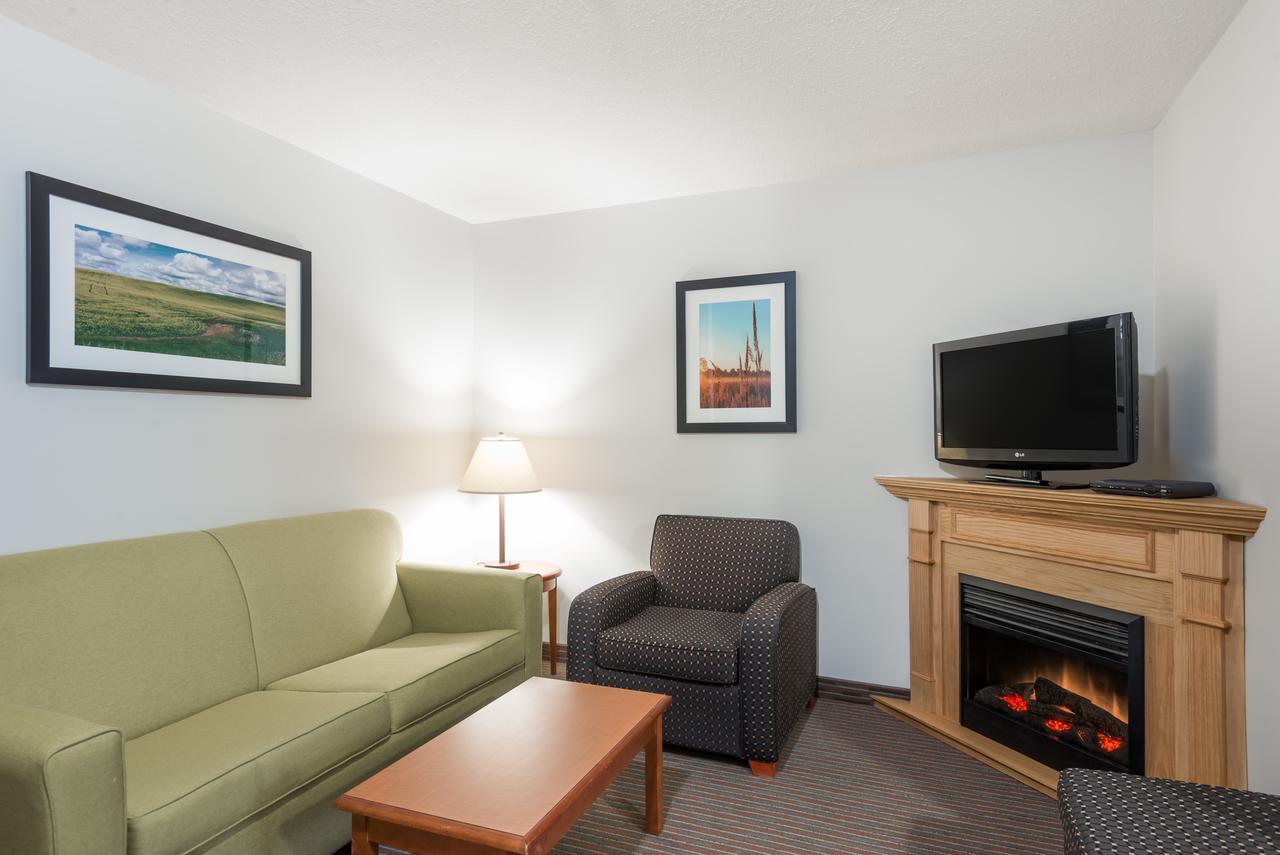 Super 8 By Wyndham Grande Prairie Hotel Luaran gambar