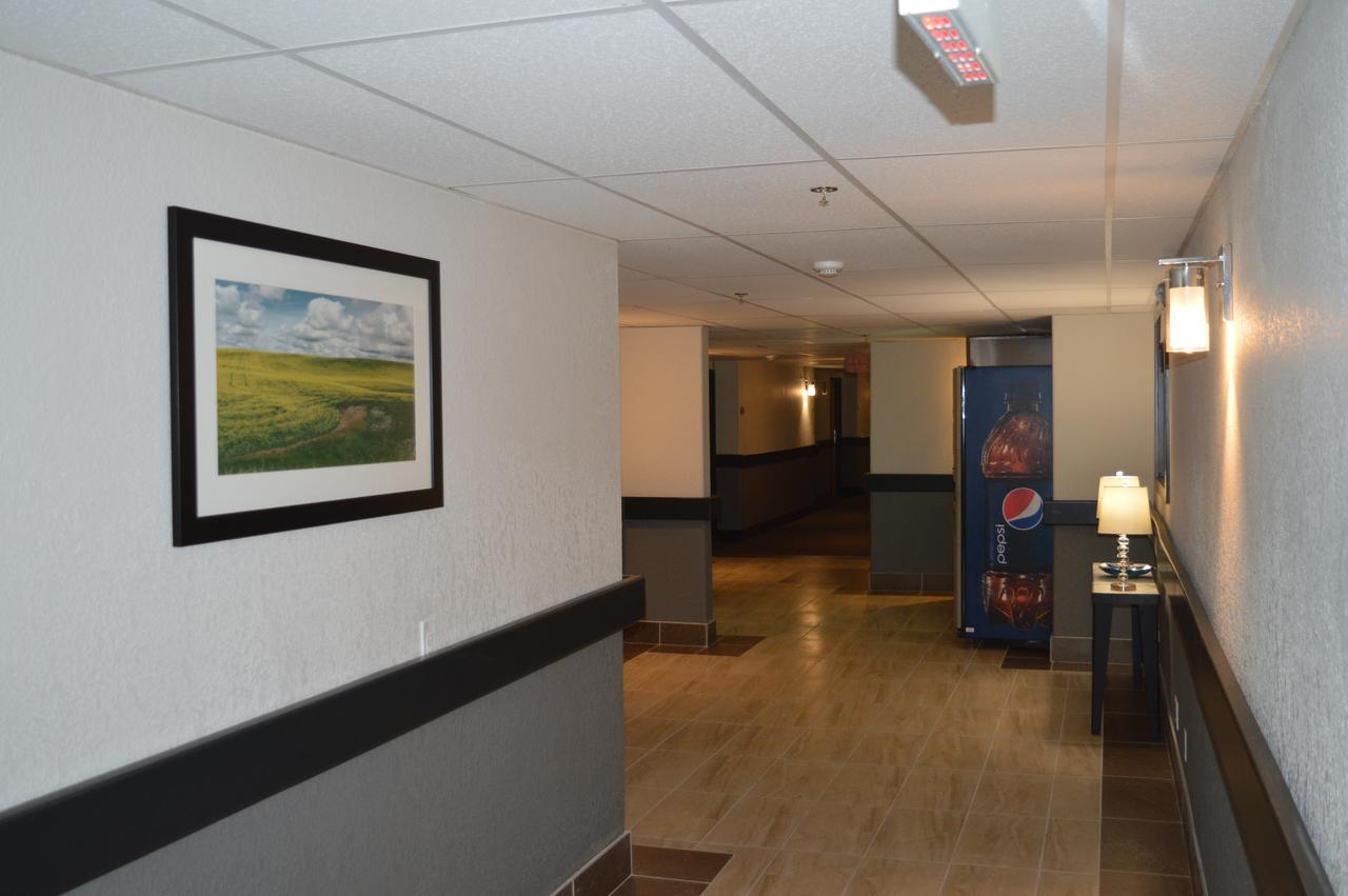 Super 8 By Wyndham Grande Prairie Hotel Luaran gambar