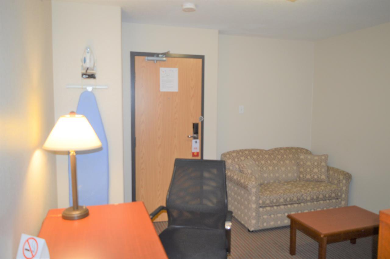 Super 8 By Wyndham Grande Prairie Hotel Luaran gambar