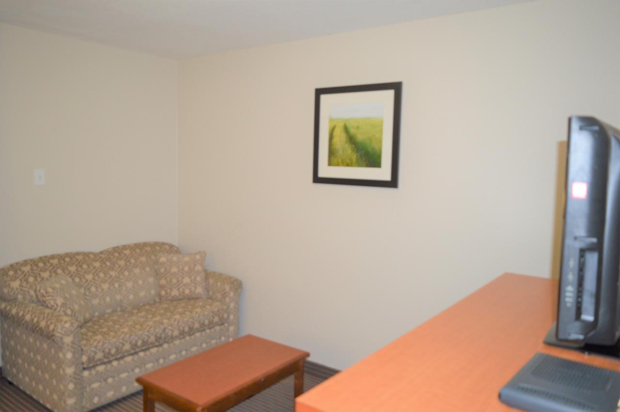 Super 8 By Wyndham Grande Prairie Hotel Luaran gambar