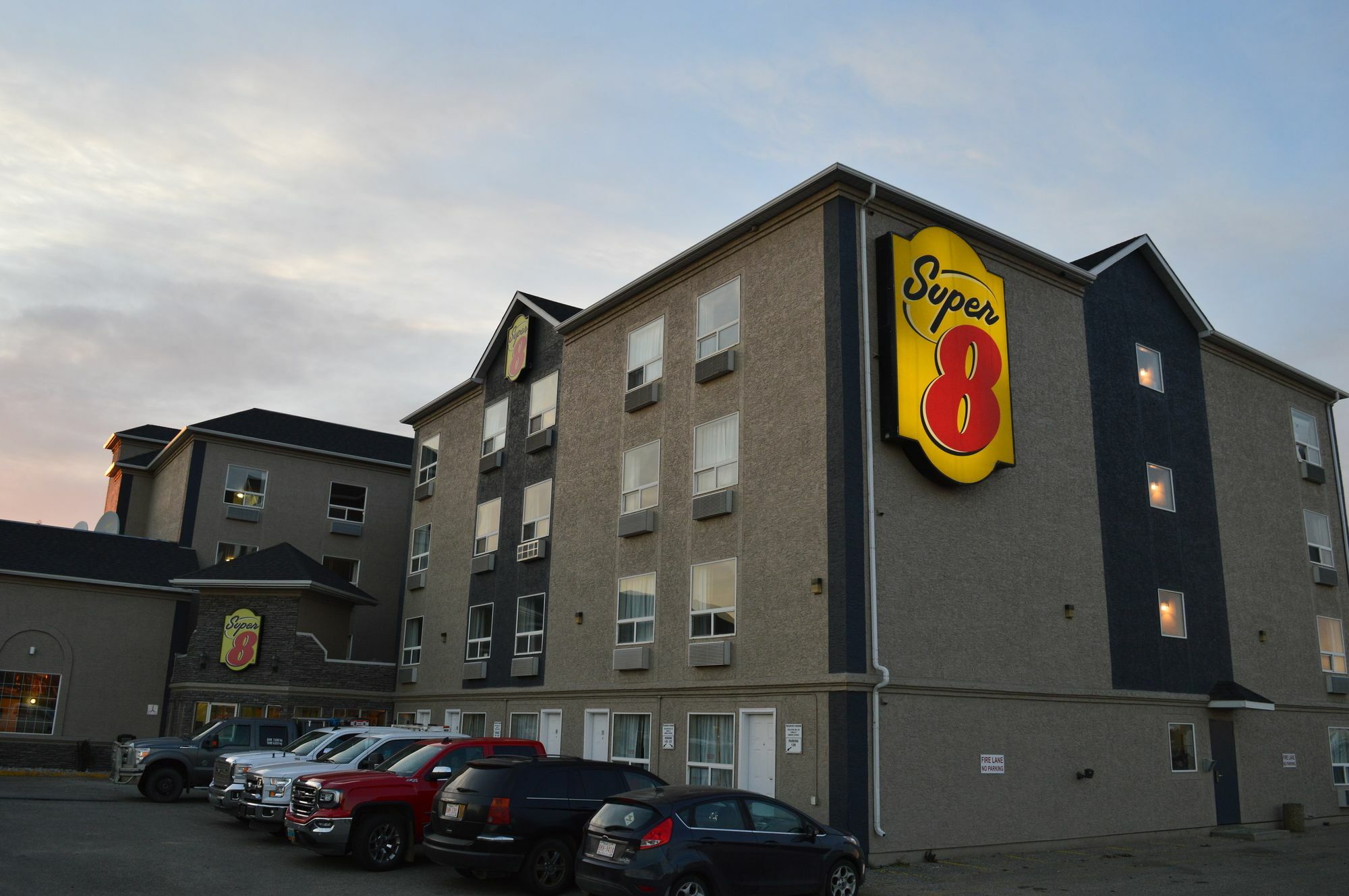 Super 8 By Wyndham Grande Prairie Hotel Luaran gambar