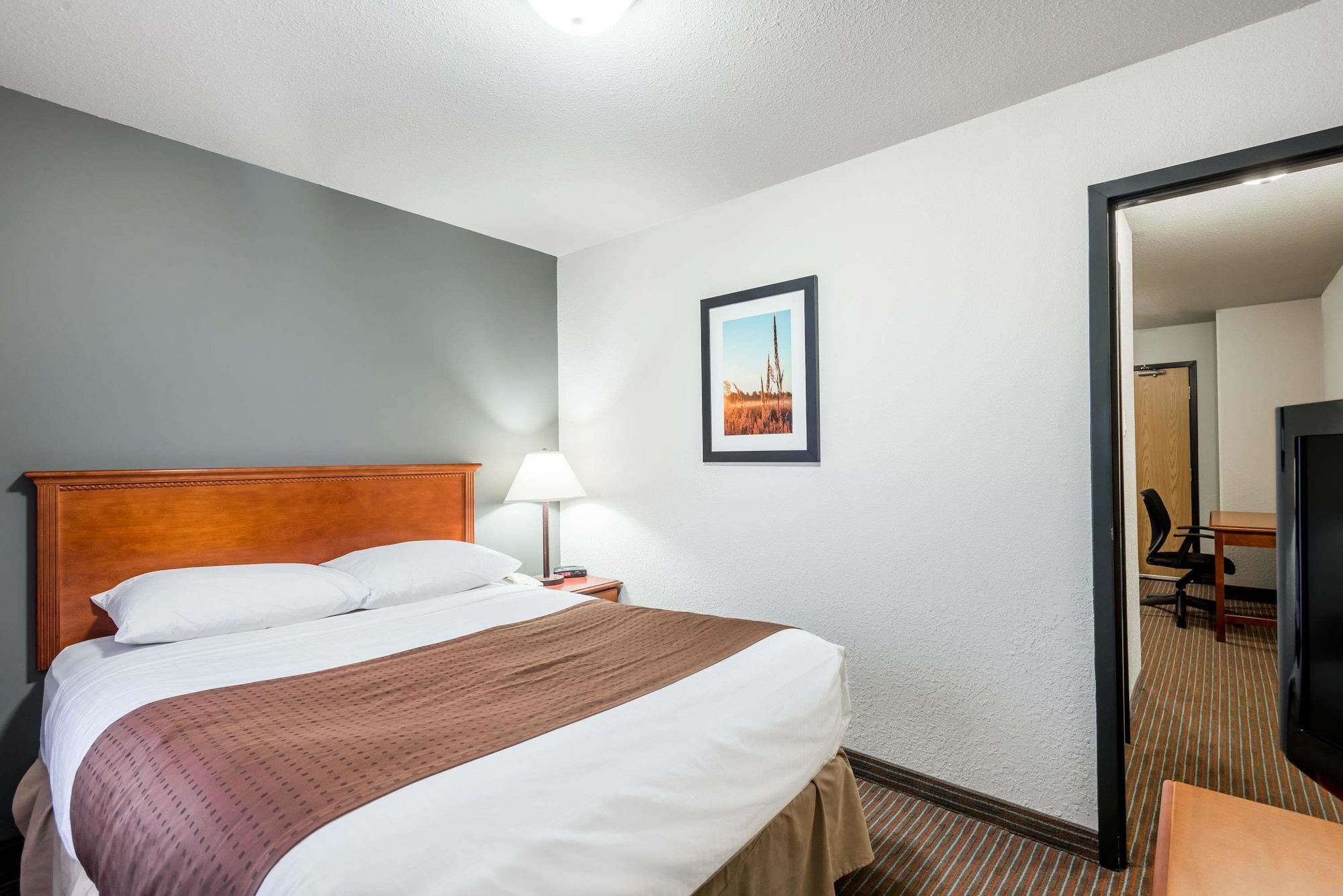 Super 8 By Wyndham Grande Prairie Hotel Luaran gambar