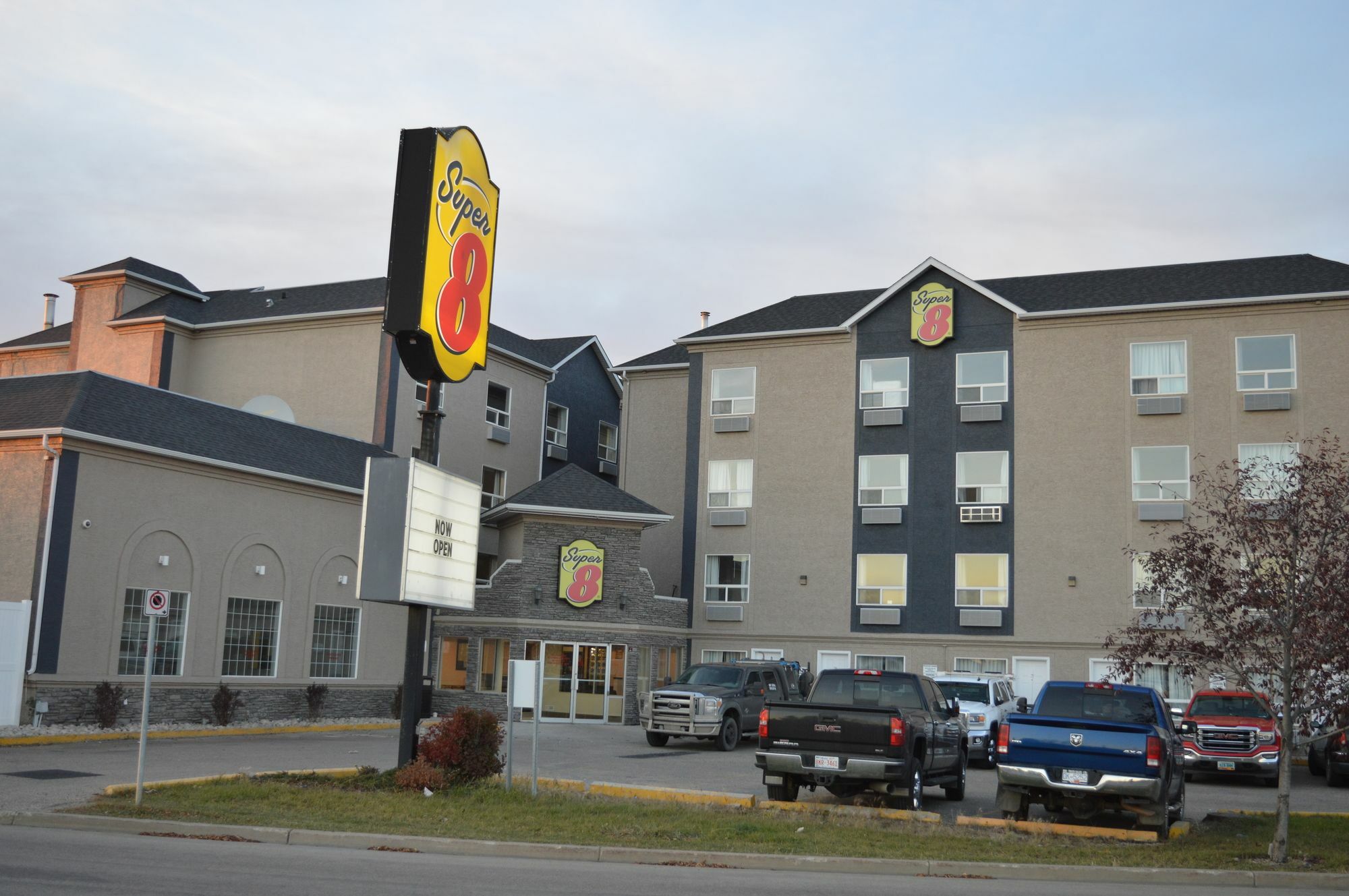 Super 8 By Wyndham Grande Prairie Hotel Luaran gambar